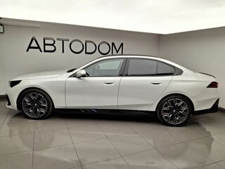 2025 BMW 5 серии 530i xDrive VIII (G60/G61/G68), белый, 9450000 рублей, вид 2