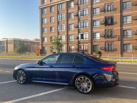 2018 BMW 5 серии 530d xDrive VII (G30/G31/G38), синий, 4000000 рублей - вид 9