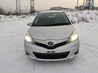 2011 Toyota Vitz III (XP130), серебристый, 830000 рублей, вид 3