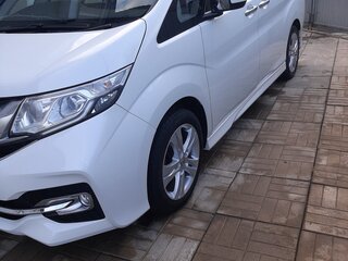 2017 Honda Stepwgn Spada V Рестайлинг, белый, 2130000 рублей, вид 4