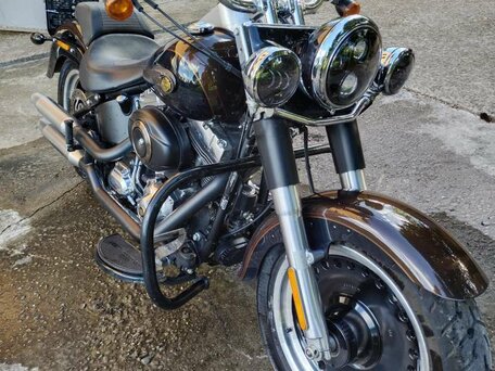 2013 Harley-Davidson Fat Boy, коричневый, 2000000 рублей, вид 2