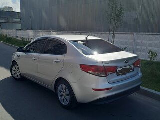 2015 Kia Rio III Рестайлинг, серебристый, 900000 рублей, вид 4