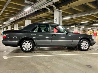 1994 Mercedes-Benz E-Класс 320 I (W124), чёрный, 1190000 рублей, вид 4