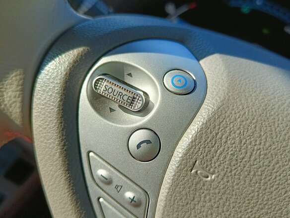 2013 Nissan Leaf (EM57) I (ZE0/AZE0), белый, 1280000 рублей - вид 32