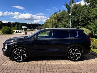 2023 Mitsubishi Outlander IV, чёрный, 3600000 рублей, вид 3
