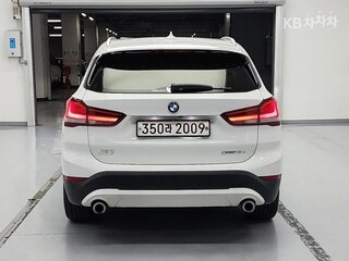 2020 BMW X1 18d xDrive II (F48) Рестайлинг, белый, 3090000 рублей, вид 4