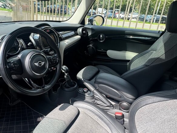 2017 Mini Hatch Cooper III (F55/F56), серый, 1999999 рублей - вид 9