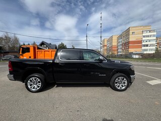 2023 Ram 1500 Crew Cab V, чёрный, 8550000 рублей, вид 3