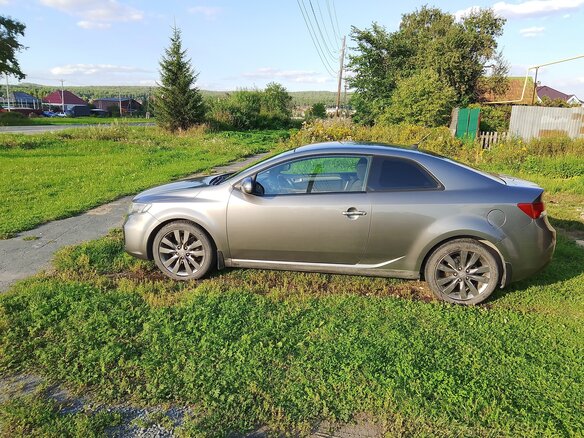 2010 Kia Cerato Koup II, серый, 900000 рублей - вид 4