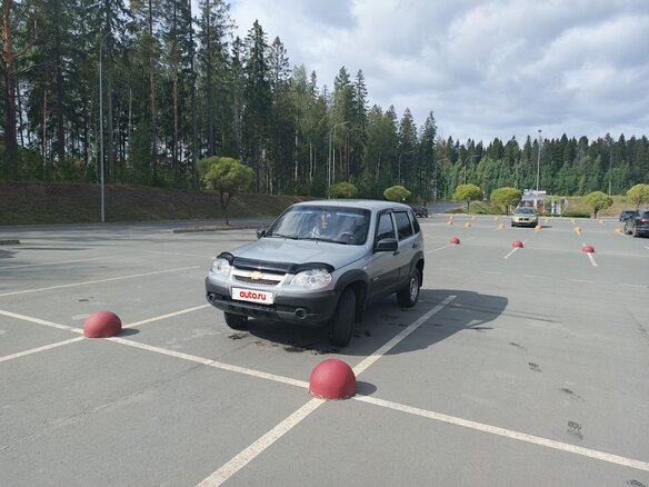 2014 Chevrolet Niva I Рестайлинг, серебристый, 650000 рублей - вид 1