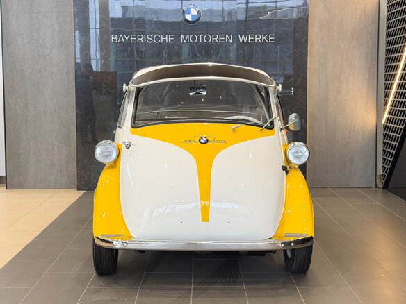 1956 BMW Isetta, жёлтый