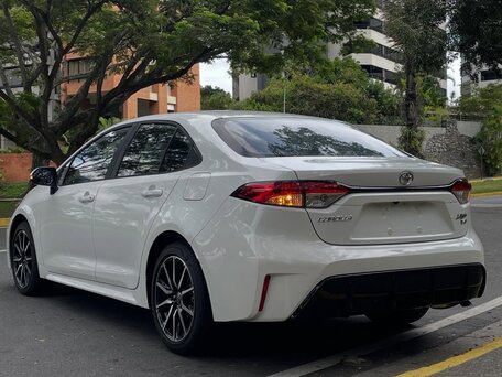 2022 Toyota Corolla Sporty XII (E210) Рестайлинг, белый, 1730000 рублей, вид 3