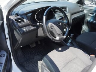 2015 Kia Rio III Рестайлинг, белый, 1100000 рублей, вид 4