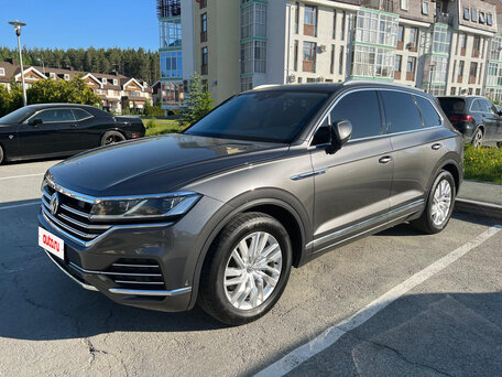 2020 Volkswagen Touareg III, серый, 4500000 рублей, вид 2