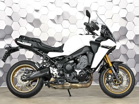 2023 Yamaha MT-09 Tracer (FJ-09), белый, 1227000 рублей, вид 3