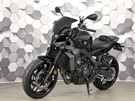 2025 Yamaha MT-09 (FZ-09), чёрный, 1299000 рублей, вид 2