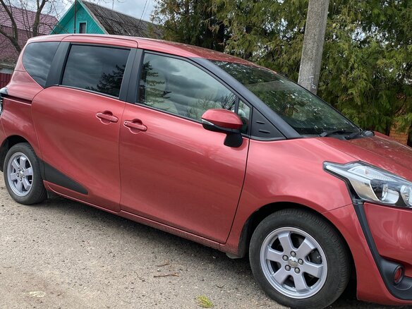 2018 Toyota Sienta II, красный, 1780000 рублей - вид 1