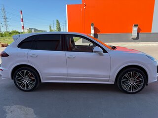 2015 Porsche Cayenne Turbo II Рестайлинг (958), белый, 4400000 рублей, вид 4