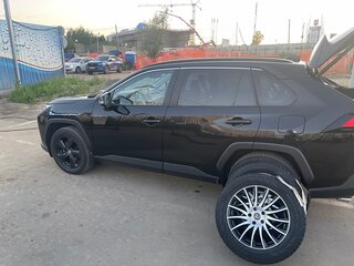 2021 Toyota RAV4 V (XA50), чёрный, 3200000 рублей, вид 4