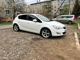 2011 Opel Astra J, белый, 700000 рублей, вид 2