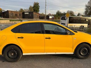2016 Volkswagen Polo V Рестайлинг, жёлтый, 590000 рублей, вид 3