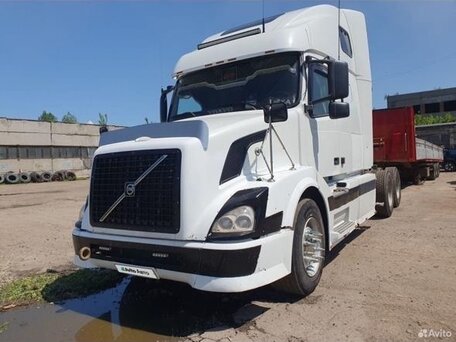 2004 Volvo VNL, белый, 3800000 рублей, вид 1