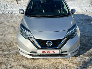 2018 Nissan Note e-Power II Рестайлинг, серебристый, 1070000 рублей, вид 1