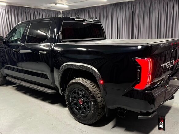 2025 Toyota Tundra CrewMax III, чёрный - вид 4