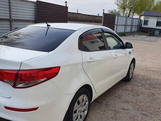 2015 Kia Rio III Рестайлинг, белый, 750000 рублей, вид 4