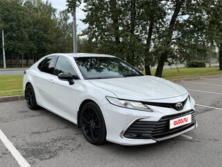 2021 Toyota Camry VIII (XV70) Рестайлинг, белый, 3350000 рублей, вид 3