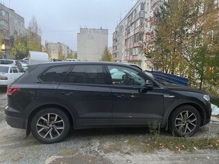 2019 Volkswagen Touareg III, чёрный, 5500000 рублей, вид 4