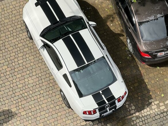 2009 Ford Mustang Shelby GT500 V Рестайлинг, белый, 7900000 рублей - вид 3