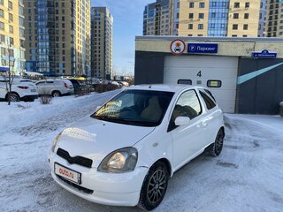 2001 Toyota Vitz I (P10), белый, 325000 рублей, вид 2