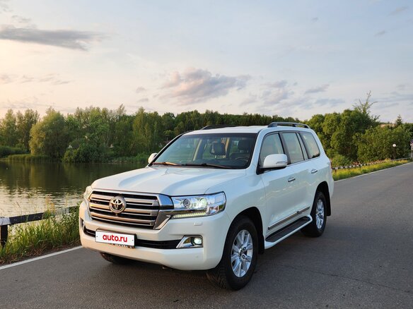 2015 Toyota Land Cruiser 200 Series Рестайлинг 2, белый