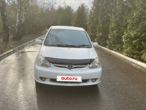 2002 Toyota Platz, белый - вид 2