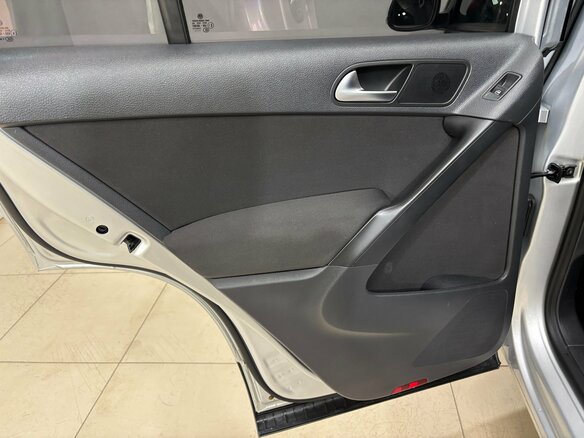 2011 Volkswagen Tiguan I Рестайлинг, серебристый, 1230000 рублей - вид 13
