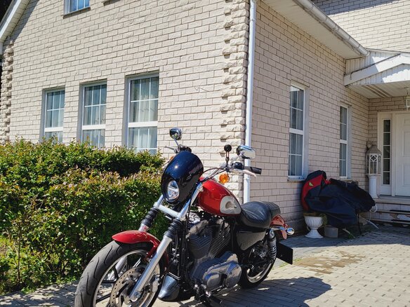 2019 Harley-Davidson Sportster 883, красный, 830000 рублей - вид 2