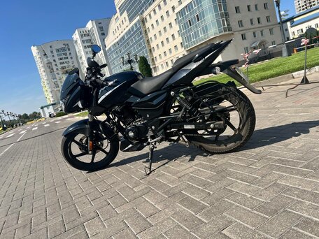2022 Bajaj Pulsar 180, чёрный, 160000 рублей, вид 1