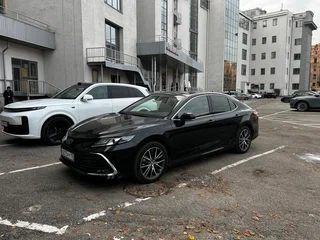 2022 Toyota Camry VIII (XV70) Рестайлинг, чёрный, 3500000 рублей, вид 1