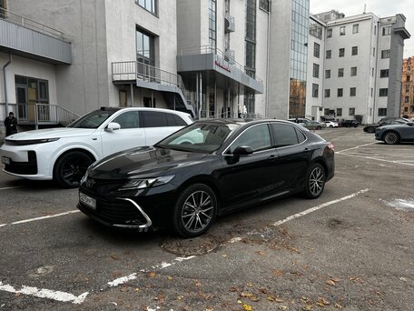 2022 Toyota Camry VIII (XV70) Рестайлинг, чёрный, 3500000 рублей, вид 1