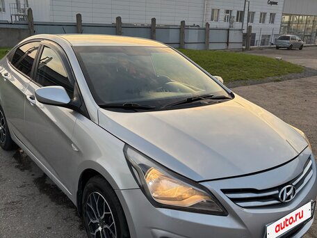 2014 Hyundai Solaris I Рестайлинг, серебристый, 690000 рублей, вид 3