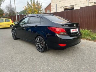 2013 Hyundai Solaris I, чёрный, 680000 рублей, вид 4