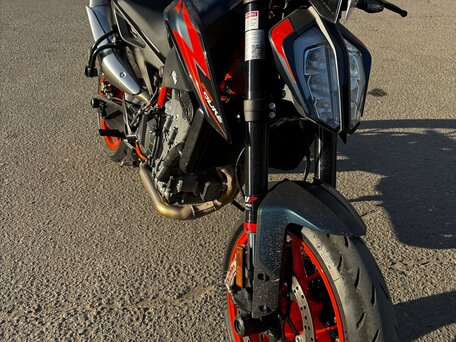 2023 KTM 890 Duke R, синий, 1260000 рублей, вид 4