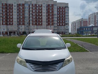 2010 Toyota Sienna III, белый, 1800000 рублей, вид 2