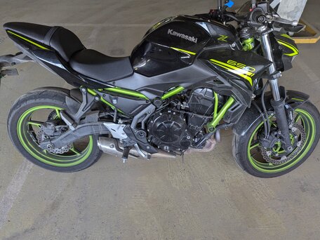 2021 Kawasaki Z 650, чёрный, 745000 рублей, вид 4