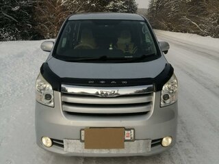 2007 Toyota Noah II (R70), серебристый, 1300000 рублей, вид 1
