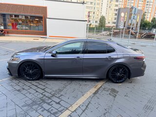 2021 Toyota Camry US Market VIII (XV70) Рестайлинг, серый, 2895000 рублей, вид 4