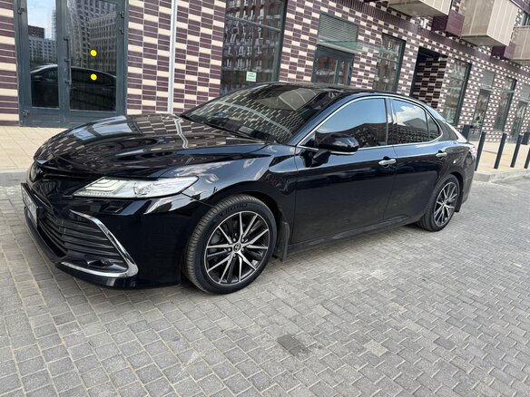 2019 Toyota Camry VIII (XV70), чёрный, 2400000 рублей