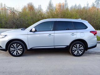 2020 Mitsubishi Outlander III Рестайлинг 3, серебристый, 2520000 рублей, вид 4