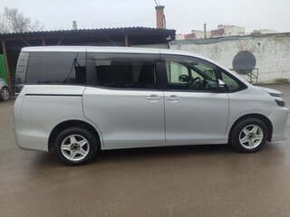 2015 Toyota Voxy III (R80), серебристый, 2000000 рублей, вид 5